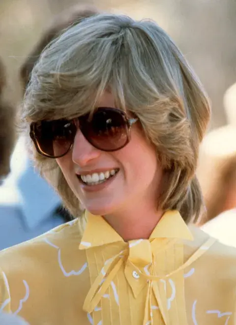 Pussy Bow, la blusa con lazo que Lady Di adoraba vuelve a la moda