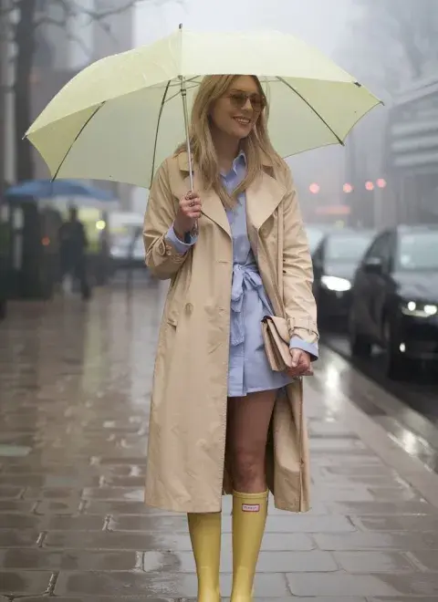 El trench como protagonista: 10 looks de Pinterest para que te inspires los días de lluvia