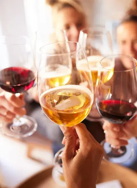 Cerveza vs. Vino: ¿con cuántas copas tenés riesgo de hígado graso?