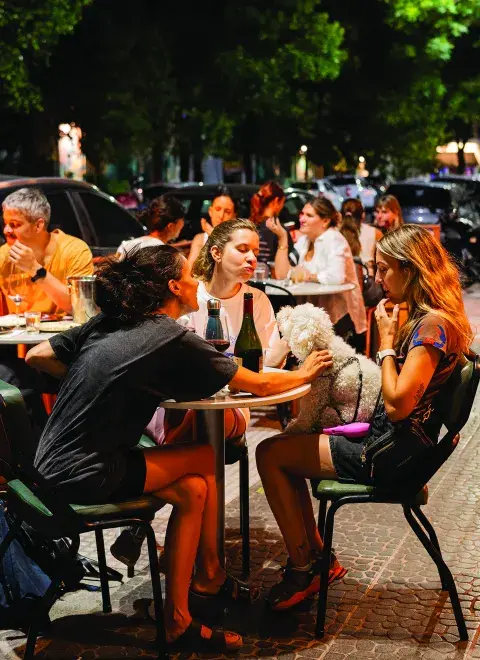 Plan vereda: los mejores spots de la ciudad de Buenos Aires para disfrutar el arte de veredear