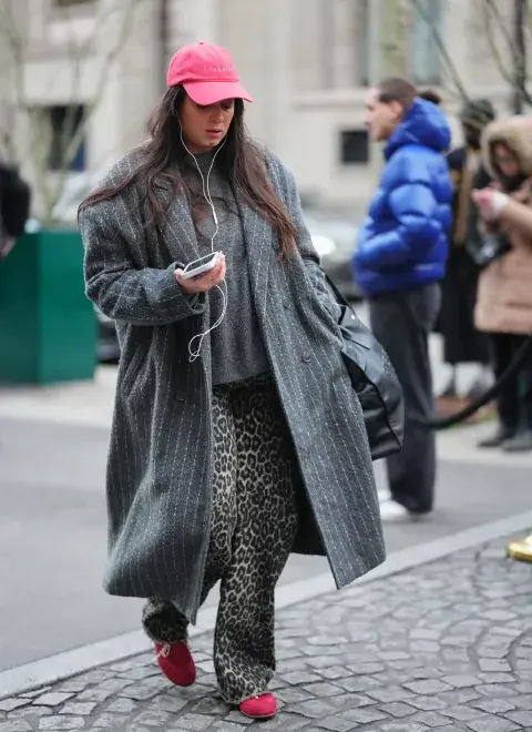 Adiós a las gorras: el accesorio protagonista de los looks de invierno 2026