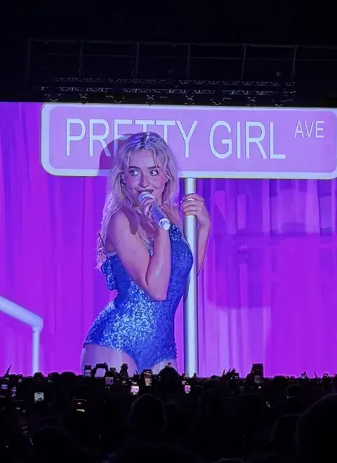 Sabrina Carpenter conquistó el Lollapalooza Argentina 2026 y “arrestó” a María Becerra en pleno show