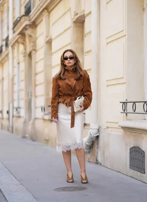 Vestido lencero en otoño: el clásico noventoso que vuelve a ser protagonista